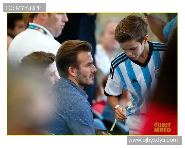 帅哥与足球明星亲密合影展现青春活力与运动魅力的精彩瞬间